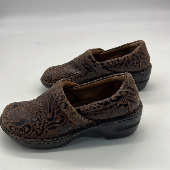 b.o.c Brown Leather  Floral Embossed Clogs size 6.5 - Picture 5 of 10